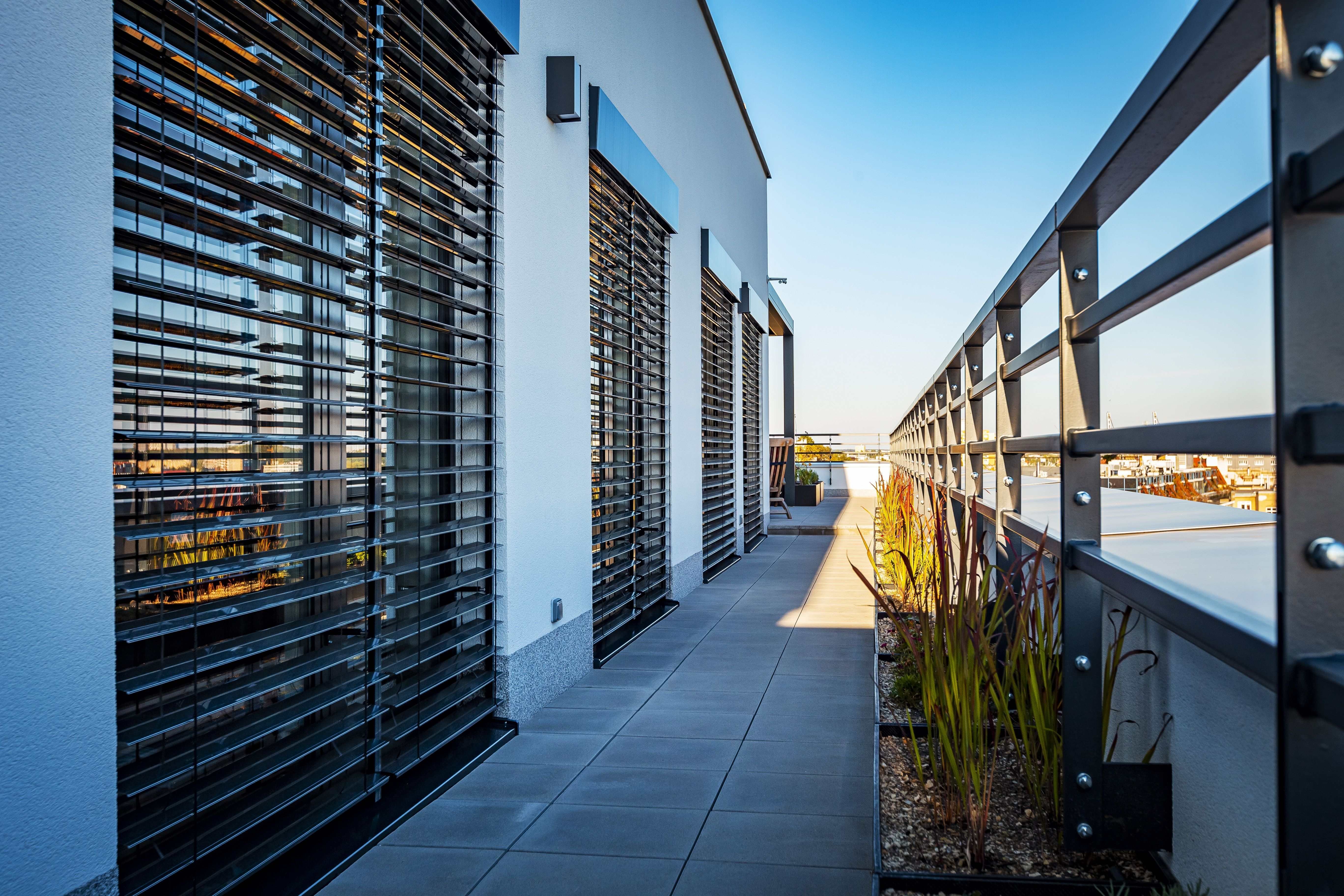 Venkovní žaluzie v barvě antracit