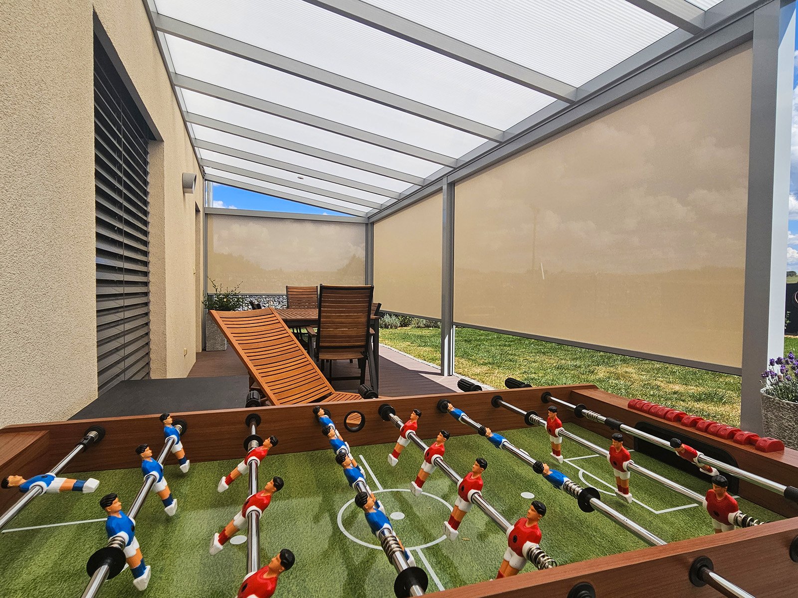 Zastínění zimní zahrady: screenové rolety a střešní systém