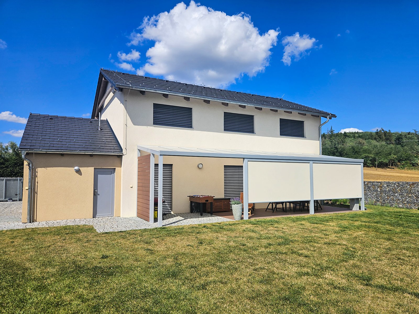 Zastínění zimní zahrady: screenové rolety a střešní systém