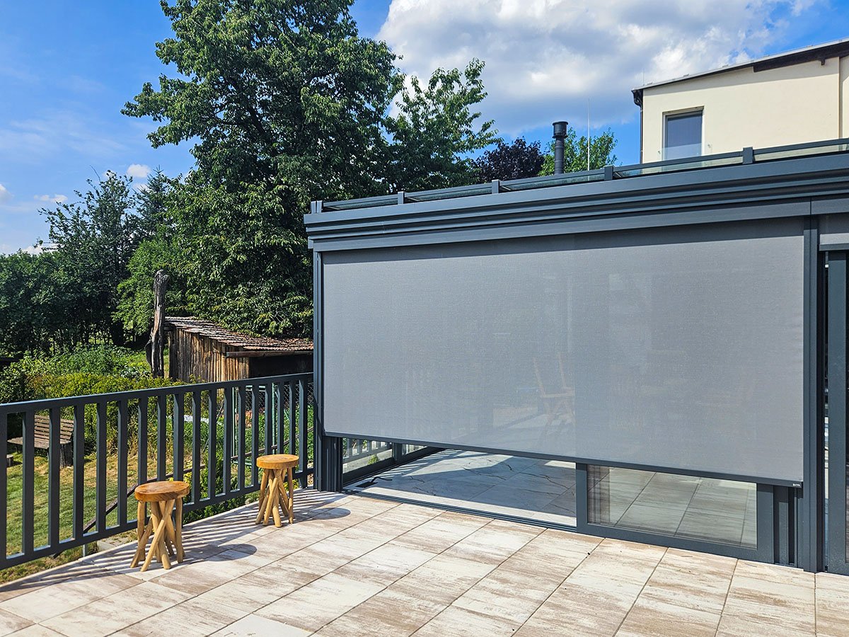 Zastínění zimní zahrady: screenové rolety a střešní systém