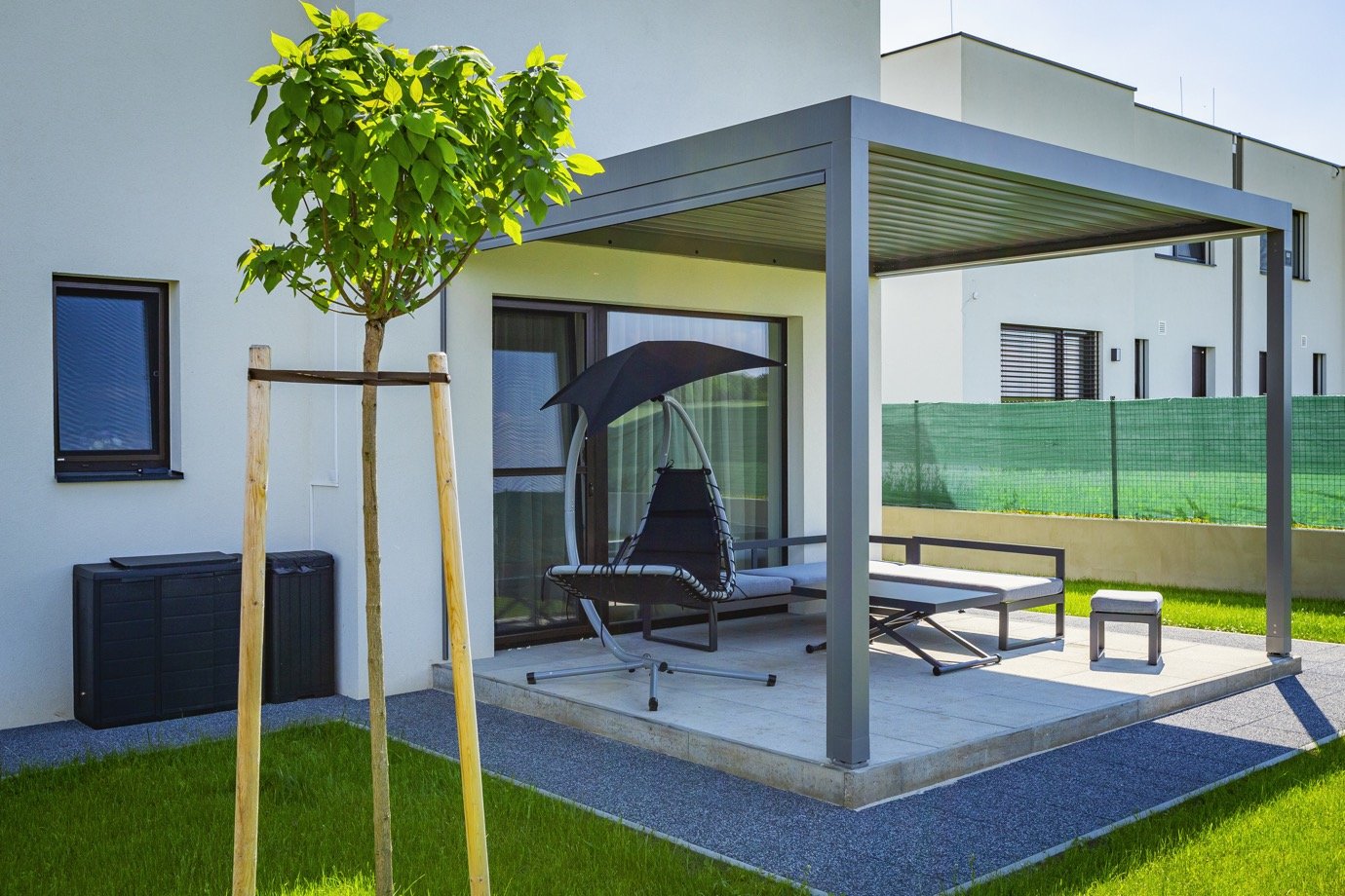 Pergola ARTOSI a venkovní žaluzie na domě v Praze 8 Pergola ARTOSI a venkovní žaluzie na domě v Praze 8