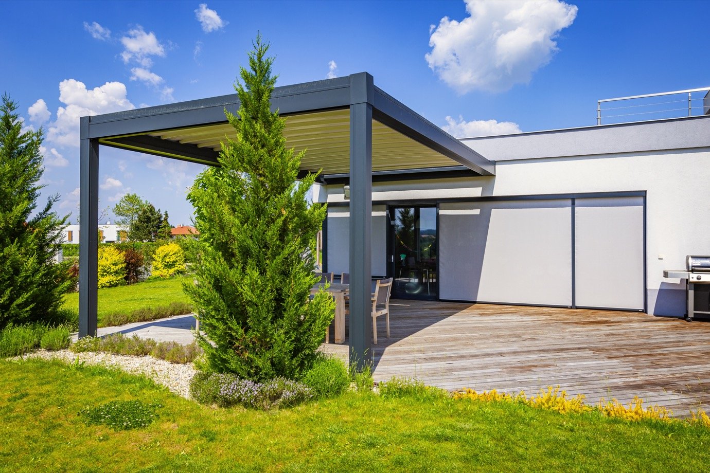Pergola NOMO v krásné zahradě západně od Prahy Pergola NOMO v krásné zahradě západně od Prahy