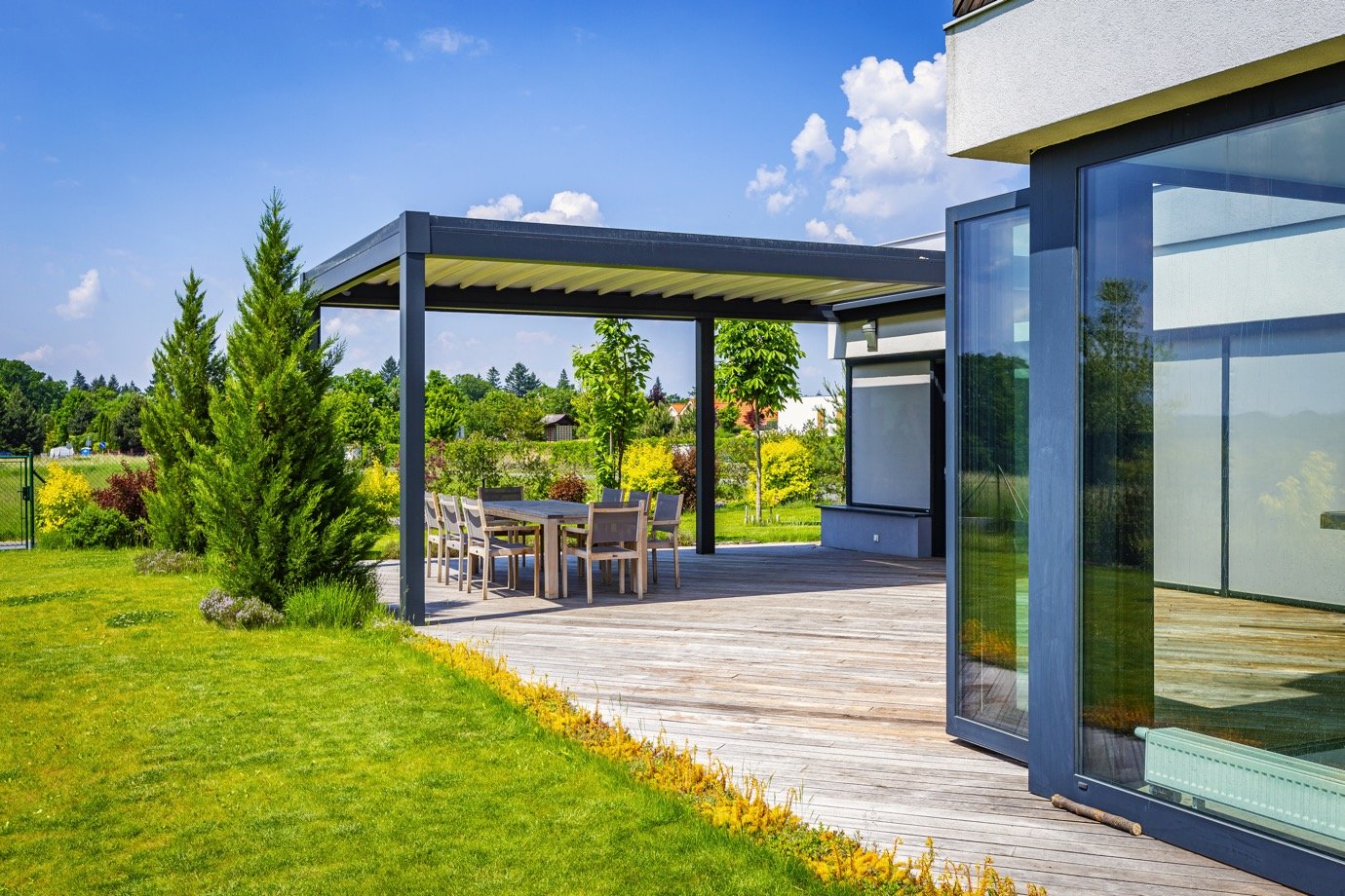 Pergola NOMO v krásné zahradě západně od Prahy Pergola NOMO v krásné zahradě západně od Prahy